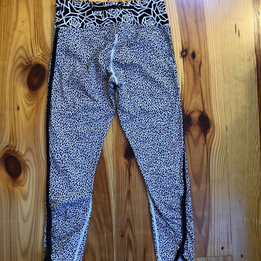 LULULEMON ABSTRACT PRINTED RUCHED CROPS SZ 6